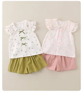 Flach liegende Mädchen-Sommersets aus Baumwolle mit Blumenoberteilen und Shorts