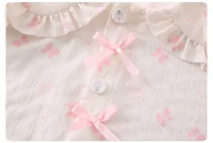 Makroaufnahme von Seersucker-Stoff mit Schleifendruck und Strass-Knopfdetails