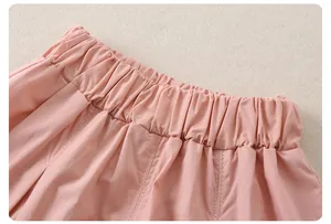 Nahaufnahme der rosa Mädchenshorts mit elastischem Bund und feinen Nähten