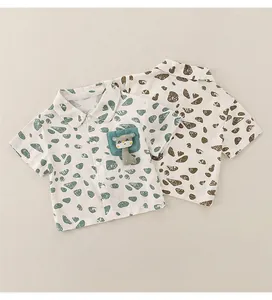 Detail of baby cotton short sleeve shirt with deer plush toy and stone pattern