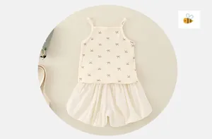 Detail van zomerse set voor babymeisjes met geribbelde top en roze strikpatronen