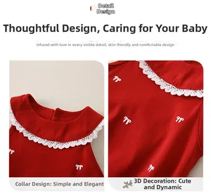 Détail d'un body rouge pour bébé avec col en dentelle blanche et broderie nœud 3D