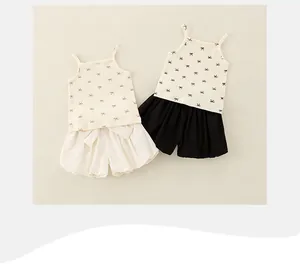 Platte lay van baby meisje zomersets met strikprint tops en pofbroekjes voor baby's