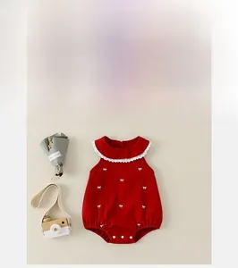Barboteuse rouge sans manches pour bébé fille avec col en dentelle et motifs nœuds