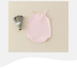 Detail von rosa geripptem Baby-Body mit feinem Spitzenbesatz und dünnen Schultergurten