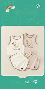 Détail d'un ensemble d'été en coton pour bébé avec chiot mignon et bords contrastés