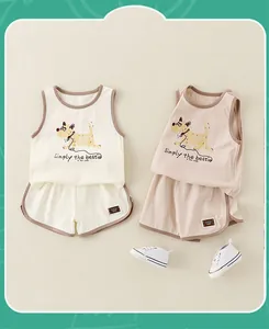 Détail d'un ensemble en coton pour tout-petit avec motif chien et passepoil marron