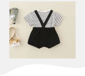 Platliggende babysomerset met gestreept shirt en zwarte getextureerde bretelshort