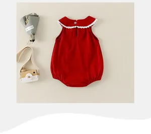 Détail de la barboteuse rouge pour bébé avec col Peter Pan en dentelle blanche et nœud
