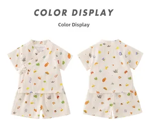 Vue avant et arrière du pyjama en gaze de coton pour bébé avec motifs de dessins animés