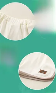 Détail du pantalon en coton pour bébé avec taille élastique large et revers à l'ourlet