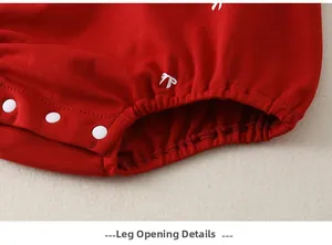 Détail de l'ouverture de jambe du barboteuse rouge avec poignets élastiques et boutons