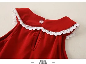 Détail du haut rouge pour enfant avec col en dentelle et fermeture boutonnée au dos
