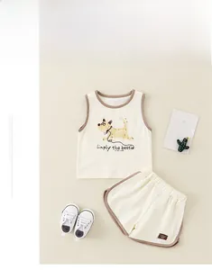 Détail de l'ensemble débardeur et short en coton avec imprimé de chien mignon