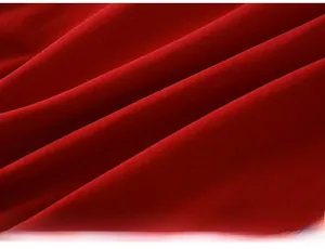 Détail macro de la texture douce en coton rouge foncé sur le haut pour bébés filles