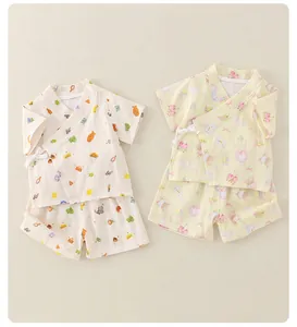 Détail de pyjamas d'été pour bébés en gaze de coton avec motifs d'animaux