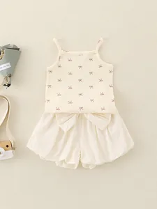Zomers baby-meisjes setje met striktopje en bijpassende pofbroekjes in beige