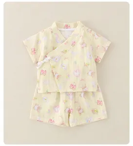 Détail de l'ensemble pyjama d'été pour bébé avec motifs d'oursons et lapins