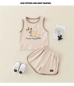 Détail d'un ensemble d'été en coton pour bébé avec imprimé chiot et short assorti
