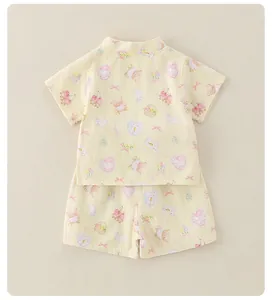 Vue de dos à plat d'un pyjama bébé en coton jaune clair avec motifs de dessins animés