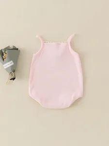 Rosa Baby-Body aus Rippstrick mit weißem Spitzenkragen und schmalen Trägern