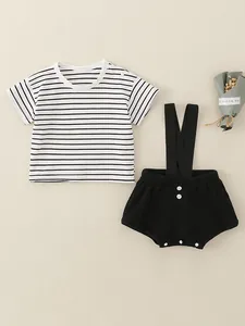 Zomerse babyoutfit met gestreept t-shirt en zwarte geribbelde bretelshort set