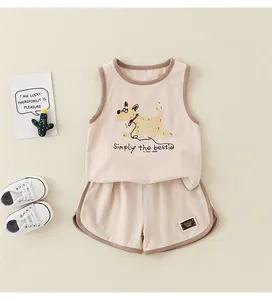 Détail d'un ensemble d'été sans manches pour bébé en beige avec motif chien mignon