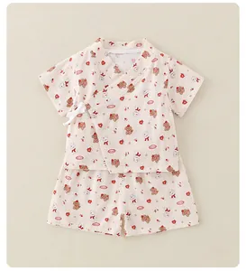 Détail de l'ensemble pyjama bébé avec imprimé ours et fermeture style kimono