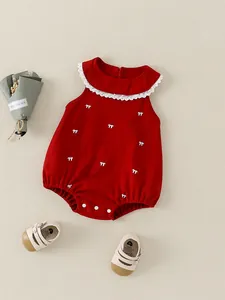 Barboteuse rouge sans manches pour bébé avec col en dentelle et motifs de nœuds blancs