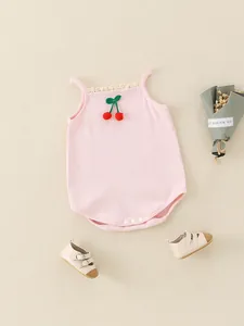 Baby-Sommer-Body in Rosa mit Kirsch-Strickdetail, Spitzenkragen und cremefarbenen Schuhen