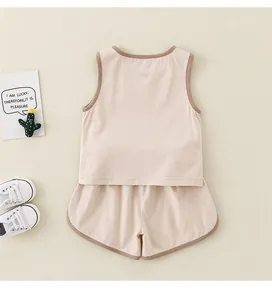 Ensemble d'été en coton pour bébé avec gilet et short beige à bordure marron chic