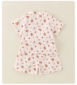 Détail de l'ensemble pyjama bébé avec ours et chiens de dessin animé en gaze de coton