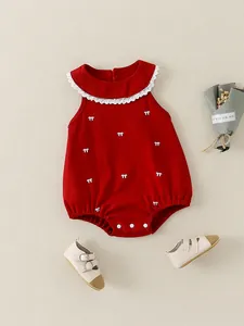 Barboteuse rouge pour bébé fille avec col en dentelle blanche et noeuds avec chaussures crème