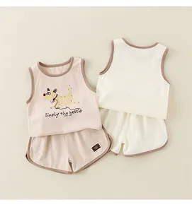 Détail de l'ensemble bébé en coton sans manches avec motif chien et bordure douce