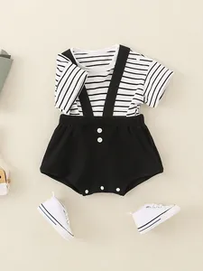 Zomers baby-setje met zwart-wit gestreept t-shirt en zwarte korte bretelbroek