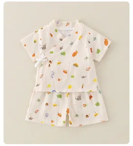 Détail de l'ensemble pyjama pour bébé en gaze de coton avec motifs de chats mignons