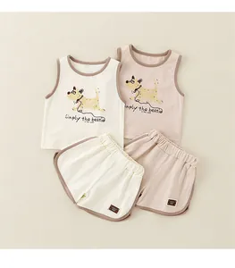 Détail d'ensembles bébé sans manches en coton avec imprimé chiot et bordures contrastées