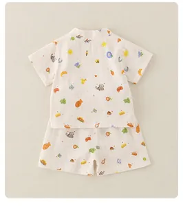 Détail d'un ensemble pyjama bébé en coton doux avec motifs d'animaux mignons imprimés