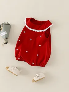 Barboteuse rouge pour bébé avec col en dentelle et nœuds et chaussures beiges