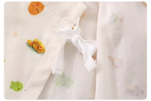 Détail du haut kimono bébé montrant le lien à nouer et le tissu en gaze de coton doux