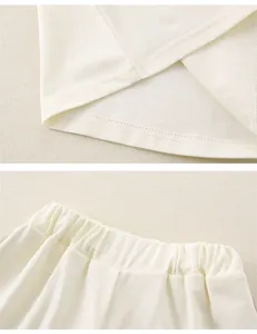 Détails de l'ensemble bébé en coton montrant les coutures et la taille élastique