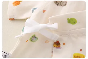 Détail du tissu en gaze de coton respirante avec imprimés chats et fermeture à nouer