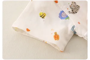 Détail d'un pyjama respirant en coton pour bébé avec des motifs d'abeilles et de chats