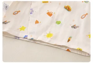 Détail de couture et motifs de dessins animés sur pyjama en coton doux pour bébés