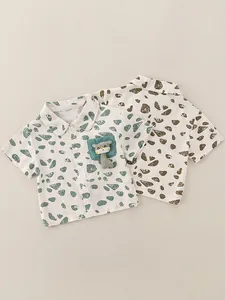 Short-sleeve cotton boy shirts with giraffe cartoon pocket in white and green marble patterns