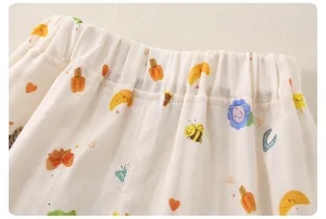 Détail de pantalon en gaze de coton pour bébé avec taille élastique et motifs mignons