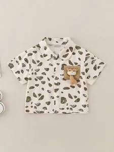 Short-sleeve cotton boy shirt with giraffe doll and brown spotted print
