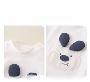Détail d'un haut en coton pour bébé avec broderie lapin 3D et col rond confortable