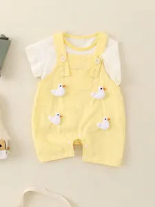 Ensemble d'été pour bébé avec T-shirt blanc et salopette jaune à motif caneton