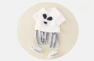 Ensemble d'été pour bébé avec t-shirt patch chien et short en coton rayé